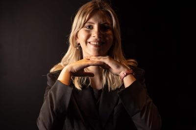 Miniature Location salle Paris 19 (Paris) - L'Envol de la Philharmonie #18 Un barman verse un liquide sombre dans un verre à cocktail rempli d'une boisson mousseuse.