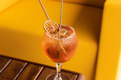 Miniature Location salle Paris 19 (Paris) - L'Envol de la Philharmonie #20 Un barman verse un liquide sombre dans un verre à cocktail rempli d'une boisson mousseuse.