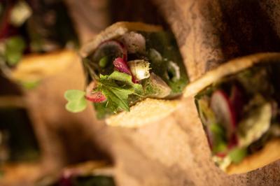 Miniature Location salle Paris 19 (Paris) - L'Envol de la Philharmonie #25 Un barman verse un liquide sombre dans un verre à cocktail rempli d'une boisson mousseuse.