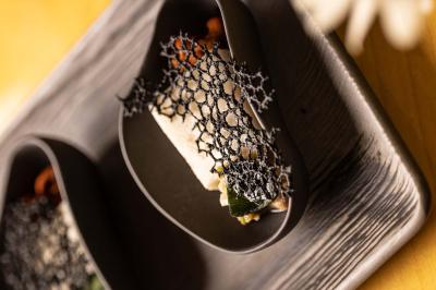 Miniature Location salle Paris 19 (Paris) - L'Envol de la Philharmonie #26 Un barman verse un liquide sombre dans un verre à cocktail rempli d'une boisson mousseuse.