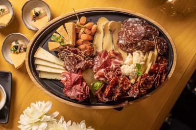 Miniature Location salle Paris 19 (Paris) - L'Envol de la Philharmonie #27 Un barman verse un liquide sombre dans un verre à cocktail rempli d'une boisson mousseuse.