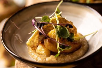 Miniature Location salle Paris 19 (Paris) - L'Envol de la Philharmonie #28 Un barman verse un liquide sombre dans un verre à cocktail rempli d'une boisson mousseuse.