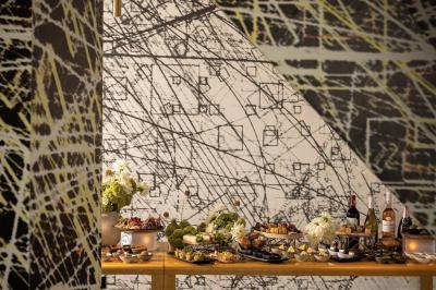 Miniature Location salle Paris 19 (Paris) - L'Envol de la Philharmonie #29 Un barman verse un liquide sombre dans un verre à cocktail rempli d'une boisson mousseuse.