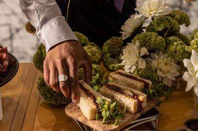 Miniature Location salle Paris 19 (Paris) - L'Envol de la Philharmonie #30 Un barman verse un liquide sombre dans un verre à cocktail rempli d'une boisson mousseuse.