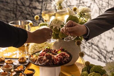 Miniature Location salle Paris 19 (Paris) - L'Envol de la Philharmonie #3 Un barman verse un liquide sombre dans un verre à cocktail rempli d'une boisson mousseuse.