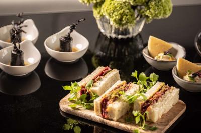 Miniature Location salle Paris 19 (Paris) - L'Envol de la Philharmonie #33 Un barman verse un liquide sombre dans un verre à cocktail rempli d'une boisson mousseuse.