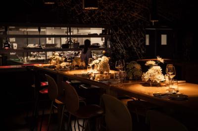 Miniature Location salle Paris 19 (Paris) - L'Envol de la Philharmonie #8 Un barman verse un liquide sombre dans un verre à cocktail rempli d'une boisson mousseuse.