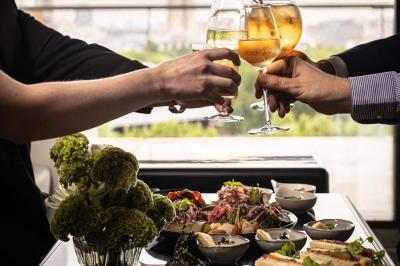 Miniature Location salle Paris 19 (Paris) - L'Envol de la Philharmonie #35 Un barman verse un liquide sombre dans un verre à cocktail rempli d'une boisson mousseuse.