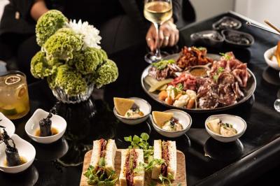 Miniature Location salle Paris 19 (Paris) - L'Envol de la Philharmonie #36 Un barman verse un liquide sombre dans un verre à cocktail rempli d'une boisson mousseuse.