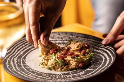 Miniature Location salle Paris 19 (Paris) - L'Envol de la Philharmonie #39 Un barman verse un liquide sombre dans un verre à cocktail rempli d'une boisson mousseuse.