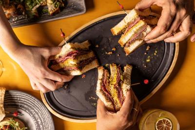 Miniature Location salle Paris 19 (Paris) - L'Envol de la Philharmonie #40 Un barman verse un liquide sombre dans un verre à cocktail rempli d'une boisson mousseuse.