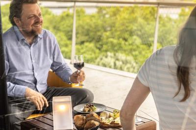 Miniature Location salle Paris 19 (Paris) - L'Envol de la Philharmonie #42 Un barman verse un liquide sombre dans un verre à cocktail rempli d'une boisson mousseuse.