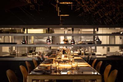 Miniature Location salle Paris 19 (Paris) - L'Envol de la Philharmonie #7 Un barman verse un liquide sombre dans un verre à cocktail rempli d'une boisson mousseuse.