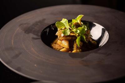 Miniature Location salle Paris 19 (Paris) - L'Envol de la Philharmonie #52 Un barman verse un liquide sombre dans un verre à cocktail rempli d'une boisson mousseuse.