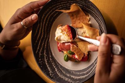 Miniature Location salle Paris 19 (Paris) - L'Envol de la Philharmonie #57 Un barman verse un liquide sombre dans un verre à cocktail rempli d'une boisson mousseuse.