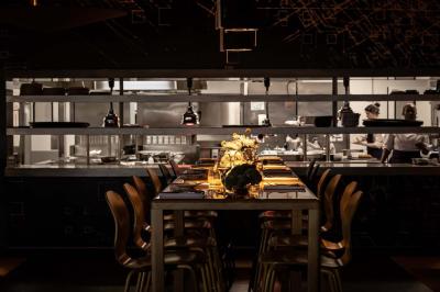 Miniature Location salle Paris 19 (Paris) - L'Envol de la Philharmonie #4 Un barman verse un liquide sombre dans un verre à cocktail rempli d'une boisson mousseuse.