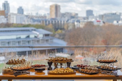 Miniature Location salle Paris 19 (Paris) - L'Envol de la Philharmonie #2 Assortiment de viennoiseries et fruits frais disposés sur un comptoir en métal dans un espace lumineux.