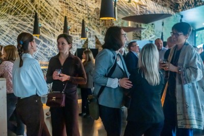 Miniature Location salle Paris 19 (Paris) - L'Envol de la Philharmonie #12 Groupe de personnes rassemblées sur une terrasse panoramique ensoleillée avec vue dégagée, mobilier moderne au premier plan.