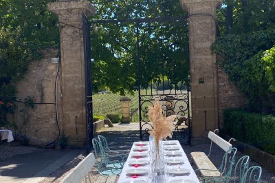 Deux fauteuils en cuir disposés près d'un poêle à bois dans une pièce au mur en bois décorée de cadres et d'une tête d'ours.