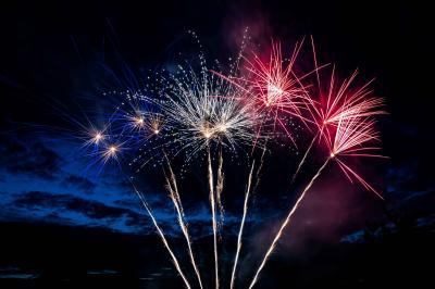 Miniature Vos Nuits Etoilées #2 Voiliers amarrés dans un port de nuit, éclairés par des lumières rouges et vertes.