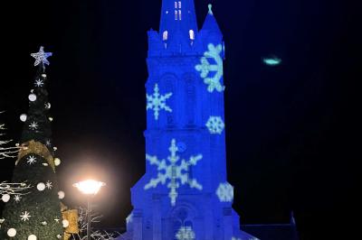 Feux d'artifice avec des traînées dorées et des éclats bleus sur un fond de nuit noire.