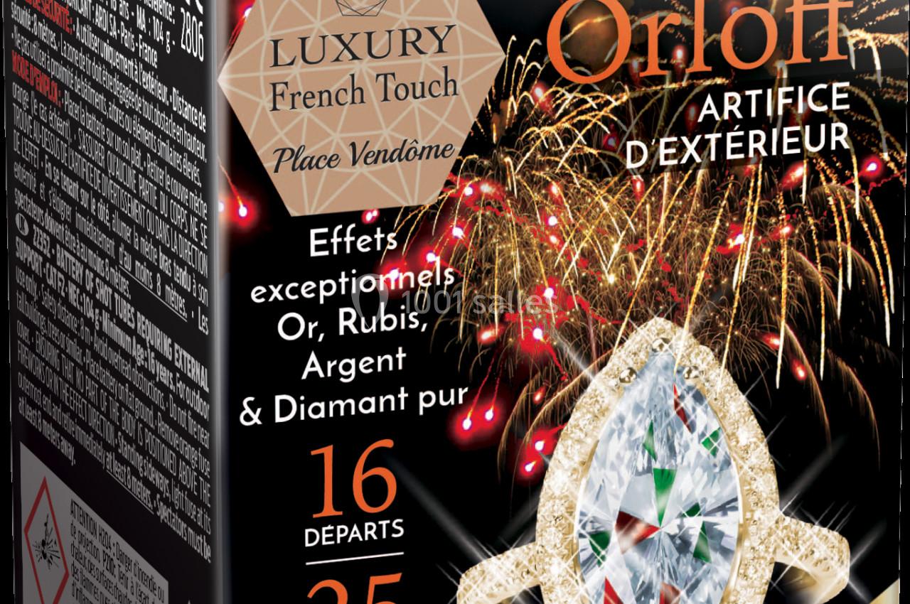 Boîte de feux d'artifice avec un design mettant en avant un bijou et des illustrations de feux d'artifice en arrière-plan.