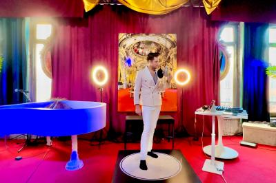 Salle de bain moderne avec lavabo double, miroir, toilettes grises et étagères décorées de plantes et flacons.