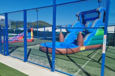 Décoration d'anniversaire avec ballons, chiffres lumineux ’18’, miroir interactif et accessoires sur une table.