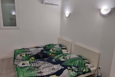 Décoration d'anniversaire avec ballons, chiffres lumineux ’18’, miroir interactif et accessoires sur une table.