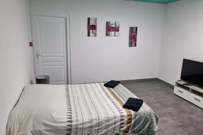 Décoration d'anniversaire avec ballons, chiffres lumineux ’18’, miroir interactif et accessoires sur une table.