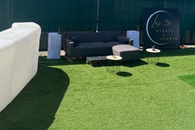 Décoration d'anniversaire avec ballons, chiffres lumineux ’18’, miroir interactif et accessoires sur une table.