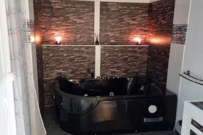 Décoration d'anniversaire avec ballons, chiffres lumineux ’18’, miroir interactif et accessoires sur une table.