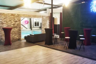 Décoration d'anniversaire avec ballons, chiffres lumineux ’18’, miroir interactif et accessoires sur une table.