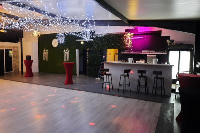 Décoration d'anniversaire avec ballons, chiffres lumineux ’18’, miroir interactif et accessoires sur une table.