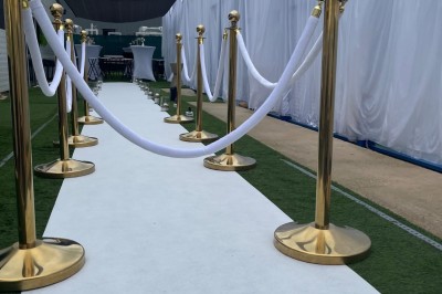 Décoration d'anniversaire avec ballons, chiffres lumineux ’18’, miroir interactif et accessoires sur une table.