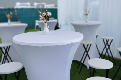 Décoration d'anniversaire avec ballons, chiffres lumineux ’18’, miroir interactif et accessoires sur une table.