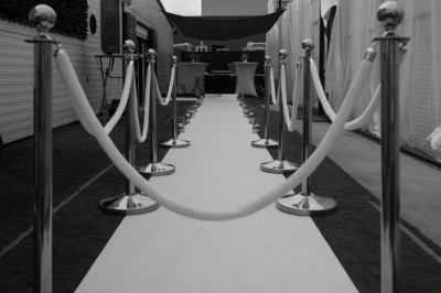 Décoration d'anniversaire avec ballons, chiffres lumineux ’18’, miroir interactif et accessoires sur une table.