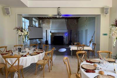 Miniature DJ Gond-Pontouvre (Charente) - Luxury Events #3 Mariés entrant dans une salle de réception décorée, entourés de fontaines lumineuses et de tables dressées.