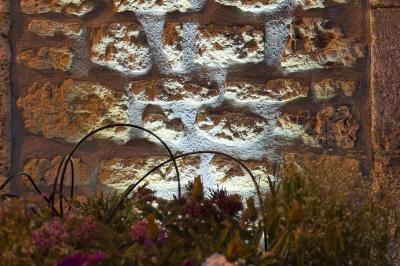 Miniature DJ Gond-Pontouvre (Charente) - Luxury Events #4 Mariés entrant dans une salle de réception décorée, entourés de fontaines lumineuses et de tables dressées.