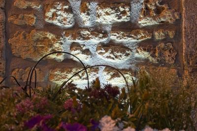 Mariés entrant dans une salle de réception décorée, entourés de jets d'étincelles et de tables dressées.