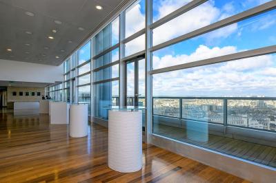 Miniature Location salle Paris 15 (Paris) - Espaces Montparnasse  #2 Vue d'une terrasse végétalisée surplombant Paris avec la Tour Eiffel visible à l'horizon sous un ciel bleu.