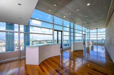 Miniature Location salle Paris 15 (Paris) - Espaces Montparnasse  #1 Vue d'une terrasse végétalisée surplombant Paris avec la Tour Eiffel visible à l'horizon sous un ciel bleu.