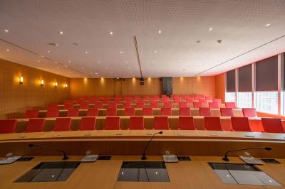Miniature Location salle Paris 15 (Paris) - Espaces Montparnasse  #7 Vue d'une terrasse végétalisée surplombant Paris avec la Tour Eiffel visible à l'horizon sous un ciel bleu.