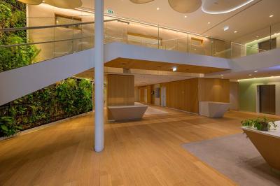 Miniature Location salle Paris 15 (Paris) - Espaces Montparnasse  #13 Vue d'une terrasse végétalisée surplombant Paris avec la Tour Eiffel visible à l'horizon sous un ciel bleu.