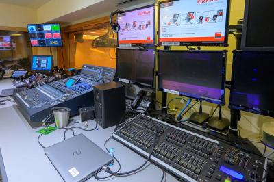Miniature Location salle Paris 15 (Paris) - Espaces Montparnasse  #12 Vue d'une terrasse végétalisée surplombant Paris avec la Tour Eiffel visible à l'horizon sous un ciel bleu.
