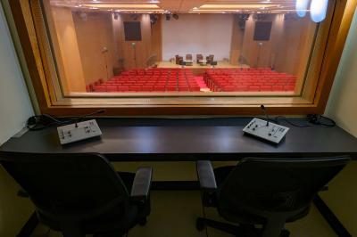 Miniature Location salle Paris 15 (Paris) - Espaces Montparnasse  #8 Vue d'une terrasse végétalisée surplombant Paris avec la Tour Eiffel visible à l'horizon sous un ciel bleu.