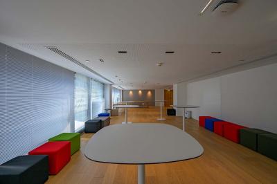 Miniature Location salle Paris 15 (Paris) - Espaces Montparnasse  #10 Vue d'une terrasse végétalisée surplombant Paris avec la Tour Eiffel visible à l'horizon sous un ciel bleu.