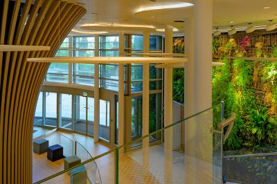 Miniature Location salle Paris 15 (Paris) - Espaces Montparnasse  #14 Vue d'une terrasse végétalisée surplombant Paris avec la Tour Eiffel visible à l'horizon sous un ciel bleu.