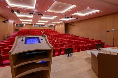 Miniature Location salle Paris 15 (Paris) - Espaces Montparnasse  #5 Vue d'une terrasse végétalisée surplombant Paris avec la Tour Eiffel visible à l'horizon sous un ciel bleu.