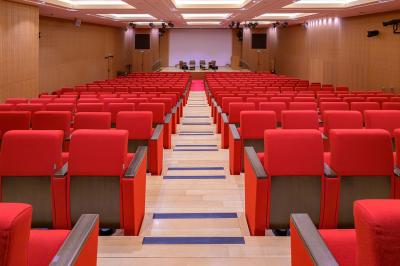 Miniature Location salle Paris 15 (Paris) - Espaces Montparnasse  #11 Vue d'une terrasse végétalisée surplombant Paris avec la Tour Eiffel visible à l'horizon sous un ciel bleu.